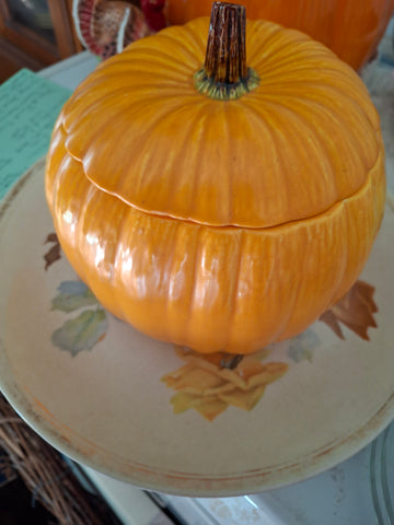 Z-Pumpkin with lid.